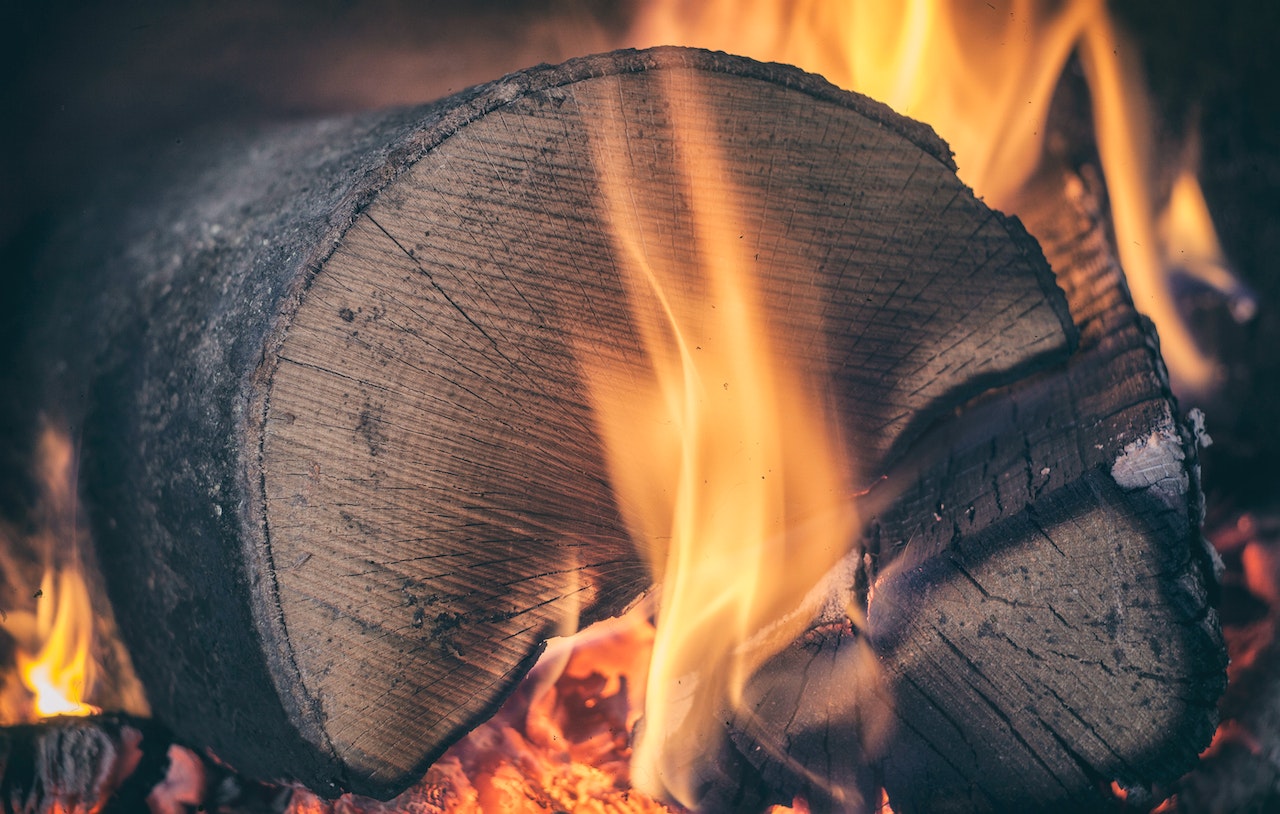 Dlaczego warto zdecydować się na drewno opałowe? Korzyści dla środowiska i portfela