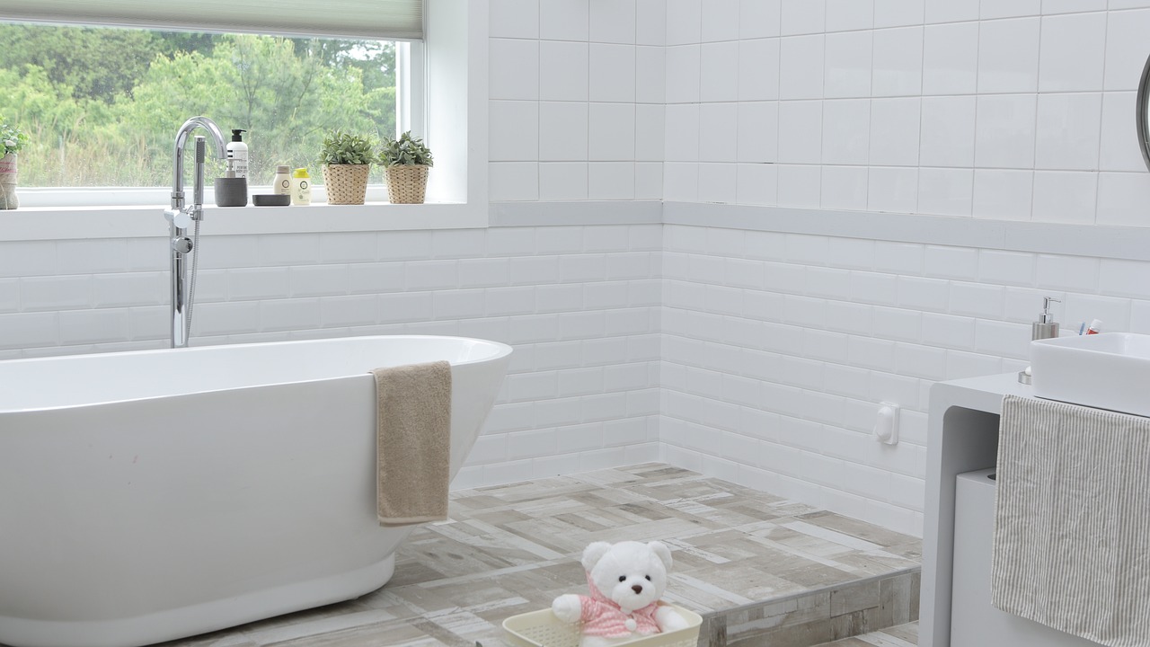 Zestawy mebli łazienkowych – pośród jakich materiałów warto wybierać