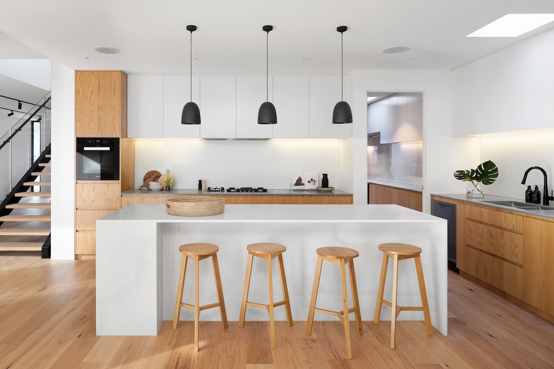 Salon połączony z kuchnią – komfortowe rozwiązanie w Twoim mieszkaniu