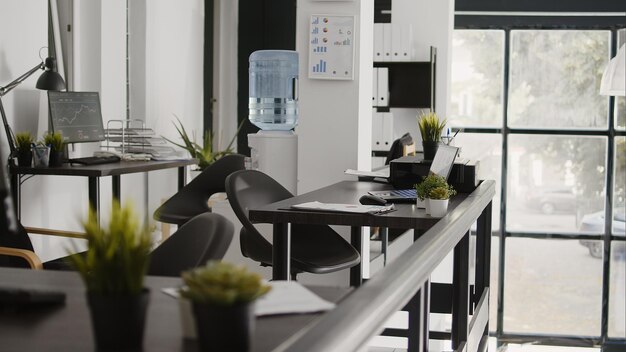 Jak wybrać idealne biurko do przestrzeni biurowej?