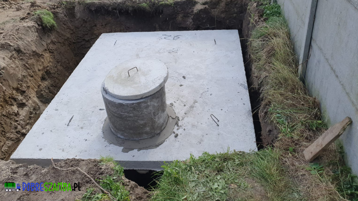 Betonowy zbiornik na deszczówkę – zastosowanie i montaż na działce